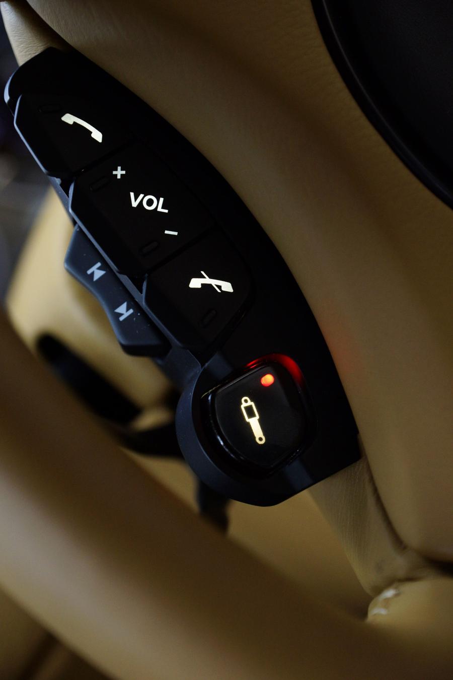 Детали интерьера Aston Martin Vanquish 2012 года  (UK) (фото 4 из 170)